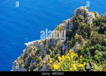 Italien, Capri, mit Blick auf das herrliche blaue Meer von der Spitze der Insel Stockfoto