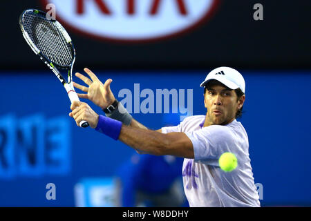 Fernando Verdasco Spanien bereitet einen Schuß zu Novak Djokovic aus Serbien in singles Ihre Männer der dritten Runde der Australian Open 2015 zurück Stockfoto