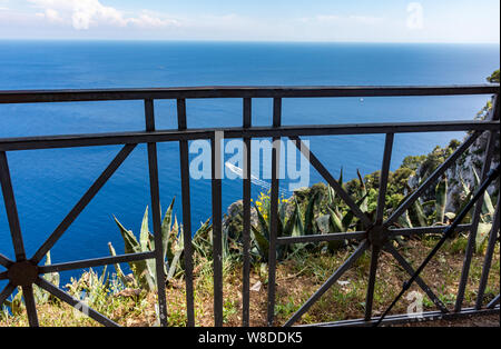 Italien, Capri, mit Blick auf das herrliche blaue Meer von der Spitze der Insel Stockfoto