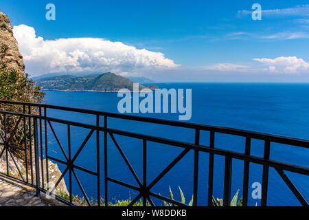 Italien, Capri, mit Blick auf das herrliche blaue Meer von der Spitze der Insel Stockfoto