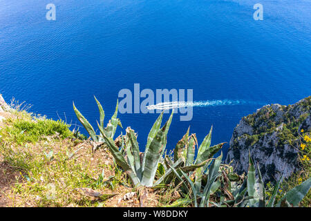 Italien, Capri, mit Blick auf das herrliche blaue Meer von der Spitze der Insel Stockfoto