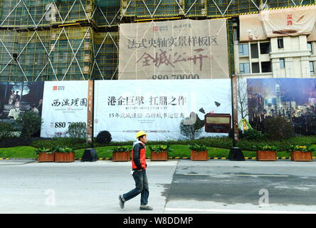 Ein chinesischer Wanderarbeiter an der Baustelle der Wohnimmobilien Projekt 'Majestic Mansion Jade Garden' von Kaisa Gruppe entwickelt. Stockfoto