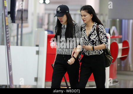 Chinesische Schauspielerin Ge Tian, ex - Frau des pensionierten Chinesischen Hürdenspringer Liu Xiang, links, von ihrer Mutter begleitet, Spaziergänge an der Klemme der Beijing Capital I Stockfoto