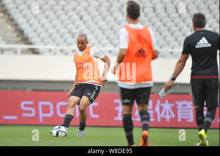 Alex Rodrigo Dias da Costa, Links, und Mannschaftskameraden von AC Mailand nehmen Sie teil an einem Training in Shanghai, China, 29. Juli 2015. Stockfoto