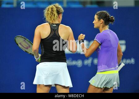 Monica Niculescu aus Rumänien, Recht, spricht mit Anna-Lena Friedsam von Deutschland im Wettbewerb gegen Martina Hingis aus der Schweiz und von Sania Mirza Stockfoto