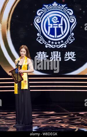 In diesem Handout Bild, südkoreanische Schauspielerin Han Ye-seul lächelt während der Preisverleihung des 15 Huading Award Global Entertainment Celebrity Sati Stockfoto