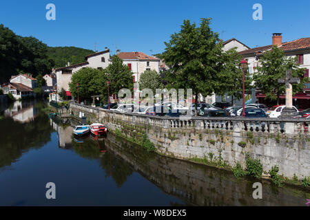 Brantome en Périgord, Frankreich. Aussicht auf den malerischen Fluss Dronne, wie es fließt durch die französische Stadt von Brantome. Stockfoto