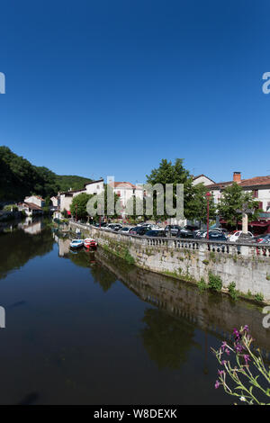 Brantome en Périgord, Frankreich. Aussicht auf den malerischen Fluss Dronne, wie es fließt durch die französische Stadt von Brantome. Stockfoto