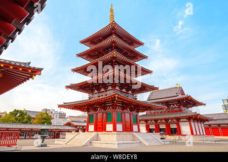 Das fünfstöckige Pagode in Shitennoji Tempel, den ältesten Tempel in Osaka, Japan. Stockfoto