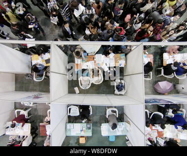 ---- Chinese Arbeitssuchende Menge Stände für Anstellungen an einem Job Messe in Hangzhou City,'s East China Zhejiang provinz, 29. November 2014. C Stockfoto