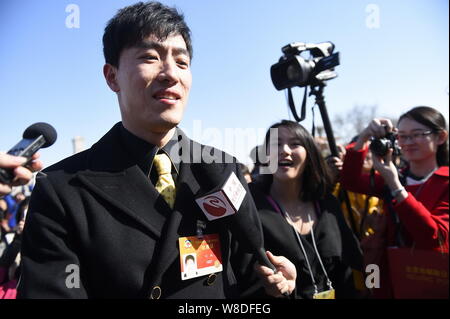 ---- Chinese star Hürdenspringer Liu Xiang ist Interview Wie kommt er in der Großen Halle des Volkes die Abschlussveranstaltung für die dritte Sitzung teilnehmen Stockfoto
