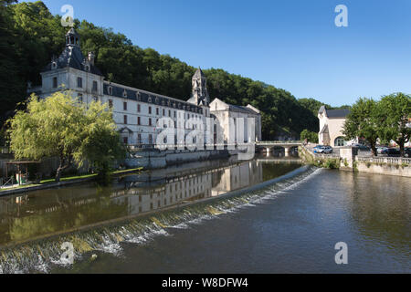 Brantome en Périgord, Frankreich. Malerische Aussicht auf ein Wehr auf der Dronne, mit der Abtei von Brantome auf der linken Seite des Bildes. Stockfoto