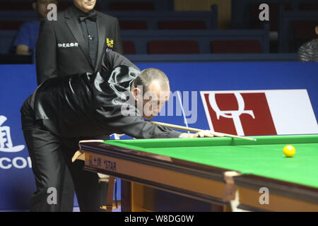 Mark Williams von Wales spielt einen Schuß gegen Jamie Cope in England während der zweiten Runde der 2015 World Snooker Shanghai Masters in Shangh Stockfoto