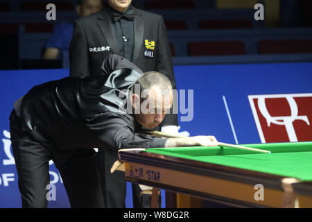 Mark Williams von Wales spielt einen Schuß gegen Jamie Cope in England während der zweiten Runde der 2015 World Snooker Shanghai Masters in Shangh Stockfoto