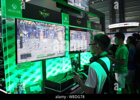 ---- Besucher Spielen elektronischer Spiele auf Microsoft XBOX Spielkonsolen während des 13 China Digital Entertainment Expo, auch als ChinaJoy bekannt Stockfoto