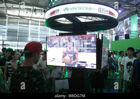 ---- Besucher spielen Das elektronische Spiel NBA 2K15 auf Microsoft XBOX Spielkonsolen während des 13 China Digital Entertainment Expo, auch bekannt Stockfoto