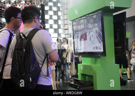 ---- Besucher spielen Das elektronische Spiel NBA 2K15 auf einem Microsoft Xbox Spielkonsole während des 11 China Internationale Comics und Spiele Expo (C Stockfoto
