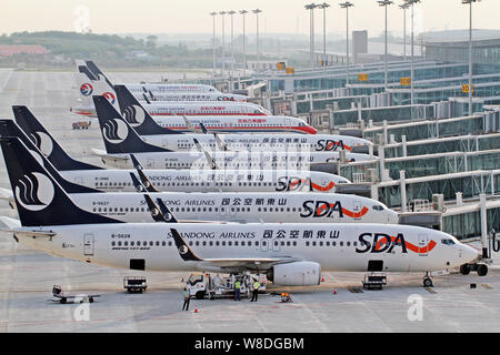 ------ Boeing 737-800 passenger Jets von Shandong Airlines an der Yantai Cairo International Airport in Yantai Stadt geparkt werden,'s East China Shandon Stockfoto