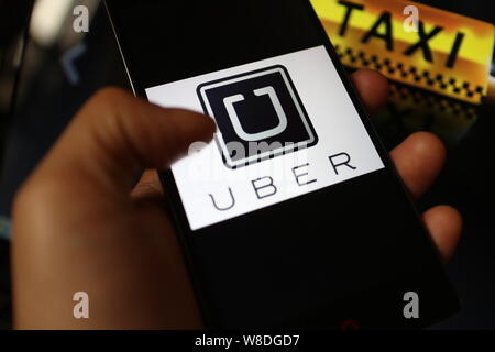 ---- Ein Mann mit dem Taxi - hageln app Uber auf seinem Smartphone in Chendu Stadt, der Südwesten Chinas Sichuang Provinz, 6. Mai 2015. Uber und seinen chinesischen Stockfoto