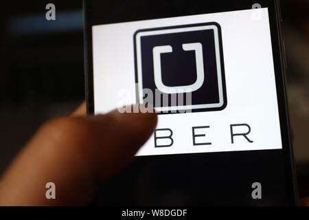 ---- Ein Mann mit dem Taxi - hageln app Uber auf seinem Smartphone in Chendu Stadt, der Südwesten Chinas Sichuang Provinz, 6. Mai 2015. Uber und seinen chinesischen Stockfoto