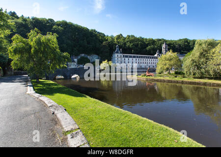 Brantome en Périgord, Frankreich. Malerischen Blick auf den Fluss Dronne, mit der Pont Coude (rechter Winkel Brücke) und Abtei von Brantome im Hintergrund. Stockfoto