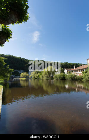 Brantome en Périgord, Frankreich. Malerischen Blick auf den Fluss Dronne, mit der Pont Coude und Abtei von Brantome im entfernten Hintergrund. Stockfoto