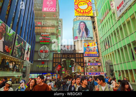 Osaka, Japan - 21 November 2018 - Masse Menschen in Dotonbori, Namba Osaka, Japan Stockfoto