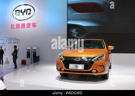 ---- Einen BYD Qin hybrid Auto ist während eines Auto Show in Chengdu City angezeigt, im Südwesten Chinas Provinz Sichuan, 29. August 2014. Chinesische Auto ein Stockfoto