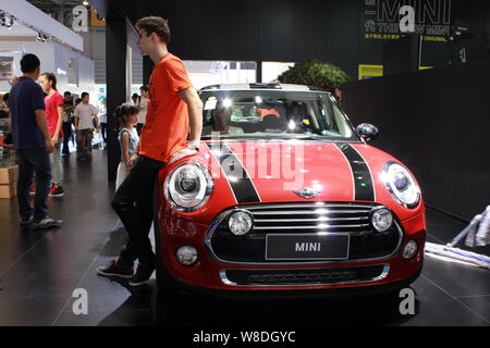 ---- Ein Modell wirft mit ein Mini von BMW bei einem Automobil Ausstellung in Chengdu City, im Südwesten Chinas Provinz Sichuan, 29. August 2014. Fo Stockfoto