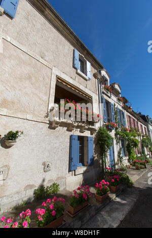 Brantome en Périgord, Frankreich. Malerische Ansicht von Häusern an der Dronne Waterfront, Place d'Albret. Stockfoto