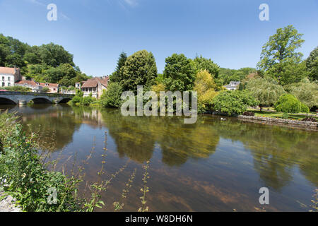 Brantome en Périgord, Frankreich. Blick auf den Fluss Dronne, wie es fließt durch die französische Stadt von Brantome, mit der Pont de Barris im Hintergrund. Stockfoto