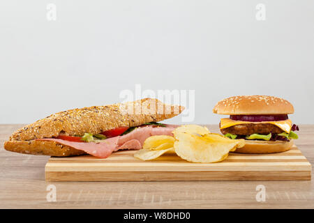 Nahaufnahme der köstliche Sandwiches: Cheeseburger, Big Mac und Panini mit Schinken Stockfoto