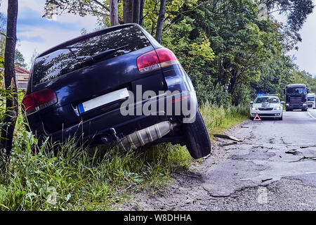 Crossover Kollision mit Baum bei einem Verkehrsunfall auf der Straße Stockfoto