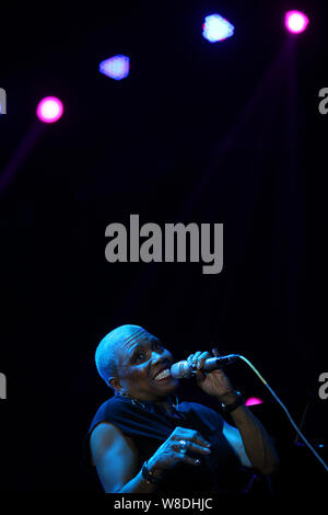 Amerikanische Jazzsängerin Dee Dee Bridgewater führt während des 11 JZ Festival Shanghai Shanghai Expo Park in Shanghai, China, 18. Oktober 2015. Stockfoto