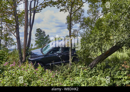 Crossover Kollision mit Baum bei einem Verkehrsunfall auf der Straße Stockfoto