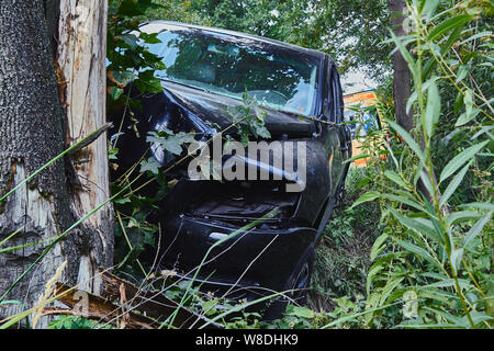 Crossover Kollision mit Baum bei einem Verkehrsunfall auf der Straße Stockfoto