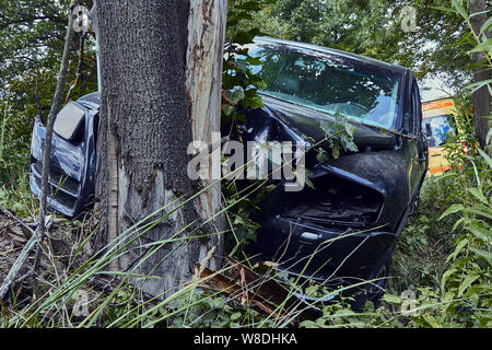 Crossover Kollision mit Baum bei einem Verkehrsunfall auf der Straße Stockfoto