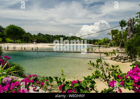 Schöne Sentosa Beach in Singapur auf der Insel Sentosa. Brücke auf Sentosa Island in Singapur Stockfoto