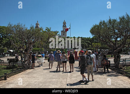 Gruppe von Touristen auf der Plaza de la Independencia in Merida Mexiko Stockfoto