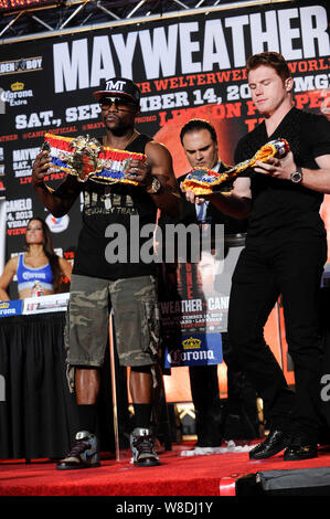 Boxer Floyd Mayweather Jr. Und Saul "CANELO" Alvarez an dem einen drücken Sie Konferenz in Los Angeles. Live am 2. Juli 2013 in Los Angeles, Kalifornien. Stockfoto