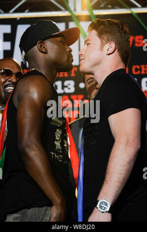 Boxer Floyd Mayweather Jr. Und Saul "CANELO" Alvarez Gesicht weg auf einer Presse Konferenz in Los Angeles. Live am 2. Juli 2013 in Los Angeles, Kalifornien. Stockfoto