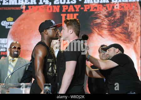 Boxer Floyd Mayweather Jr. Und Saul "CANELO" Alvarez Gesicht weg auf einer Presse Konferenz in Los Angeles. Live am 2. Juli 2013 in Los Angeles, Kalifornien. Stockfoto