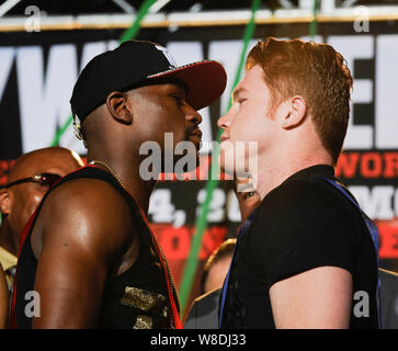 Boxer Floyd Mayweather Jr. Und Saul "CANELO" Alvarez Gesicht weg auf einer Presse Konferenz in Los Angeles. Live am 2. Juli 2013 in Los Angeles, Kalifornien. Stockfoto