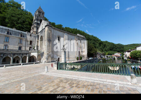 Brantome en Périgord, Frankreich. Malerischer Blick auf die Abtei von Brantome mit der Pont Notre-Dame über den Fluss Dronne im Vordergrund. Stockfoto