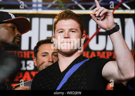 Boxer Floyd Mayweather Jr. Und Saul "CANELO" Alvarez an dem einen drücken Sie Konferenz in Los Angeles. Live am 2. Juli 2013 in Los Angeles, Kalifornien. Stockfoto