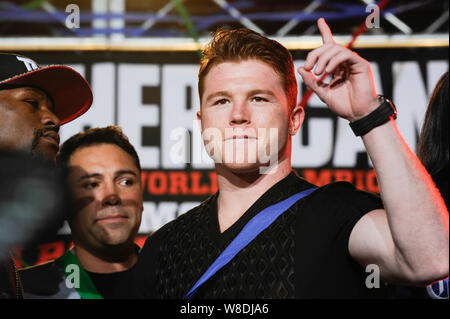 Boxer Floyd Mayweather Jr. Und Saul "CANELO" Alvarez an dem einen drücken Sie Konferenz in Los Angeles. Live am 2. Juli 2013 in Los Angeles, Kalifornien. Stockfoto