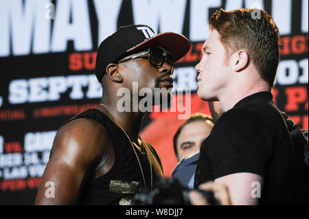 Boxer Floyd Mayweather Jr. Und Saul "CANELO" Alvarez Gesicht weg auf einer Presse Konferenz in Los Angeles. Live am 2. Juli 2013 in Los Angeles, Kalifornien. Stockfoto