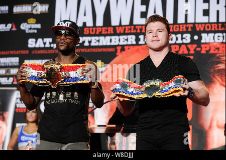 Boxer Floyd Mayweather Jr. Und Saul "CANELO" Alvarez an dem einen drücken Sie Konferenz in Los Angeles. Live am 2. Juli 2013 in Los Angeles, Kalifornien. Stockfoto