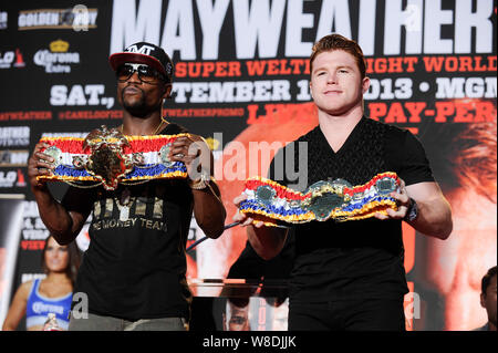 Boxer Floyd Mayweather Jr. Und Saul "CANELO" Alvarez an dem einen drücken Sie Konferenz in Los Angeles. Live am 2. Juli 2013 in Los Angeles, Kalifornien. Stockfoto