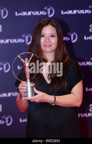 ------ Rentner chinesischen Tennis star Li Na stellt mit ihrer Trophäe, nachdem die Verleihung der Laureus World Sports Awards 2015 in Shanghai Shanghai Stockfoto